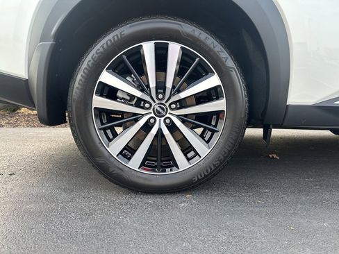 Used 2024 Nissan Pathfinder Platinum image 40