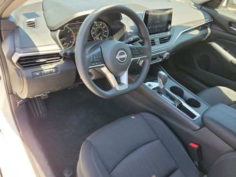Used 2025 Nissan Altima 2.5 SV FWD image 4