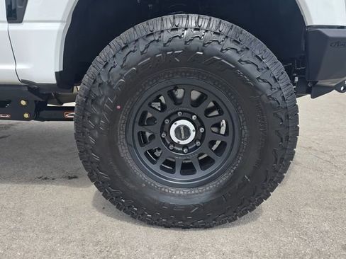 Used 2025 Ford F250 Lariat w/ Black Appearance Package image 10