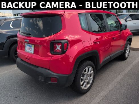 Used 2023 Jeep Renegade Latitude w/ Premium Group AWD/4WD image 4