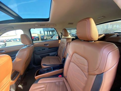 Used 2024 Nissan Pathfinder Platinum image 9