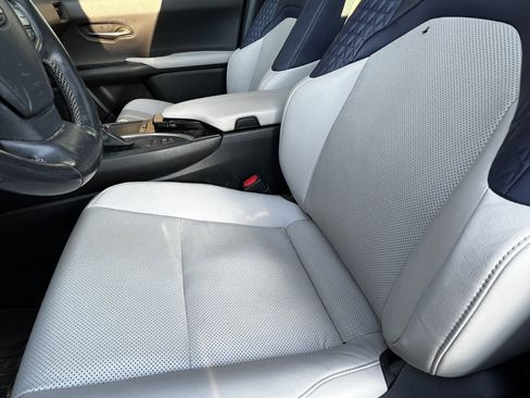 Used 2019 Lexus UX 250h w/ Premium Package image 17