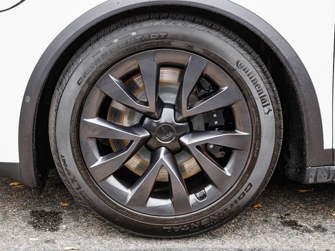 Used 2023 Tesla Model X image 9