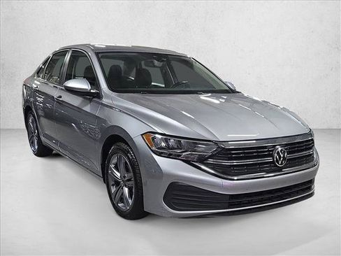 Used 2024 Volkswagen Jetta SE FWD image 3