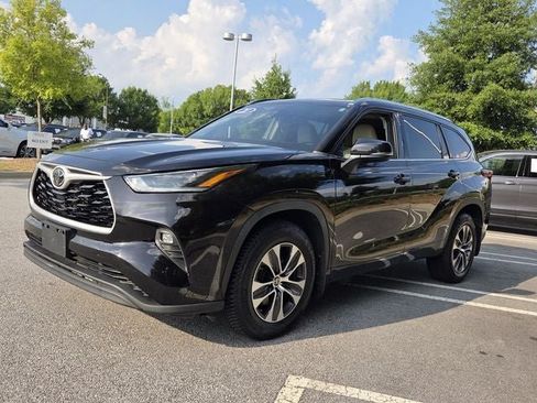Used 2021 Toyota Highlander XLE AWD/4WD image 4
