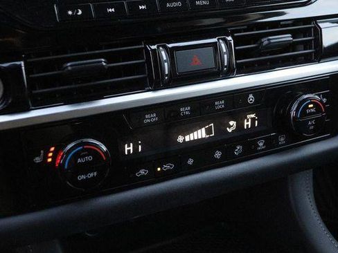 Used 2024 Nissan Pathfinder SL image 19