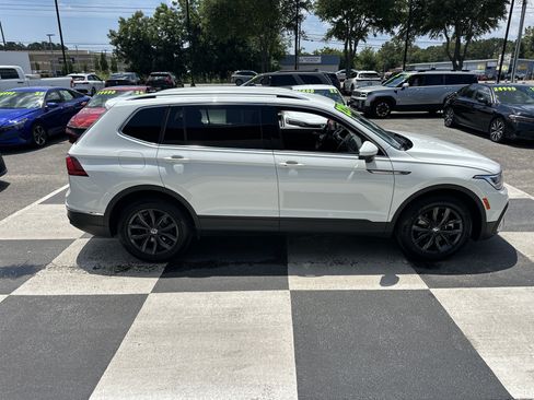 Used 2024 Volkswagen Tiguan SE FWD image 3
