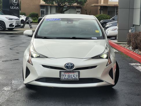 Used 2017 Toyota Prius Two image 2