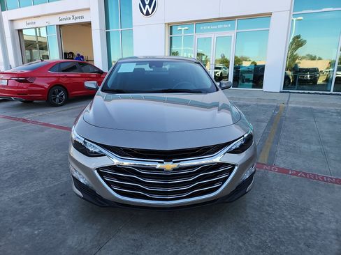 Used 2024 Chevrolet Malibu LT image 2