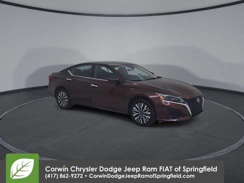 Used 2025 Nissan Altima 2.5 SV AWD/4WD image 2