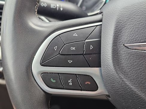 Used 2023 Chrysler Pacifica Touring-L FWD image 24