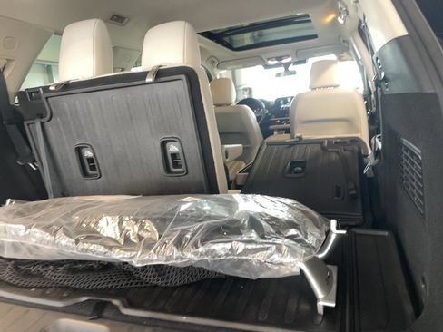 Used 2023 Nissan Pathfinder SL w/ SL Premium Package image 2