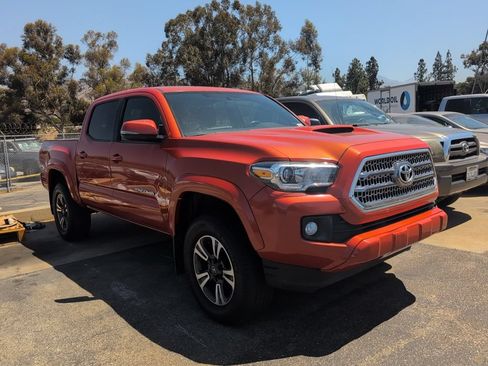 Used 2017 Toyota Tacoma TRD Sport w/ Tow Package (A/T) AWD/4WD image 3