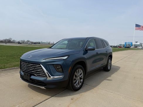 Used 2025 Buick Enclave Preferred image 10