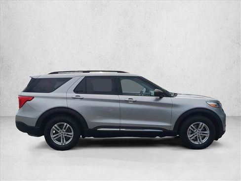 Used 2021 Ford Explorer XLT w/ Equipment Group 202A AWD/4WD image 4