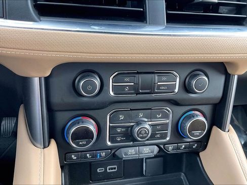 Used 2024 Chevrolet Tahoe Premier AWD/4WD image 31
