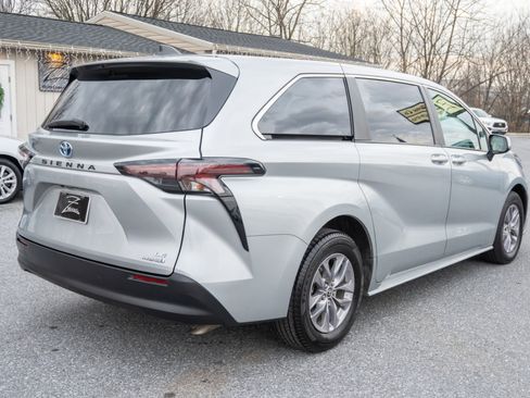Used 2024 Toyota Sienna LE image 11