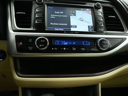 Used 2018 Toyota Highlander XLE AWD/4WD image 14