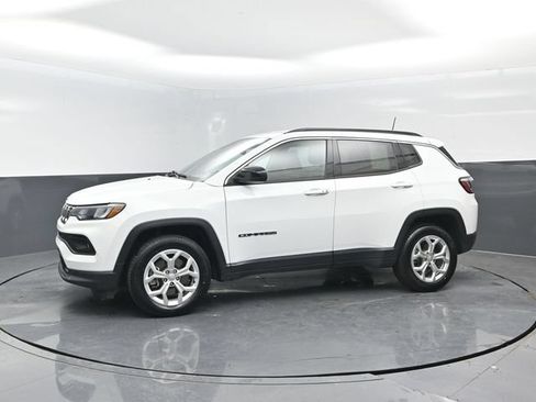 Used 2024 Jeep Compass Latitude AWD/4WD image 4
