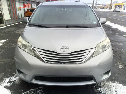 Used 2015 Toyota Sienna LE image 9
