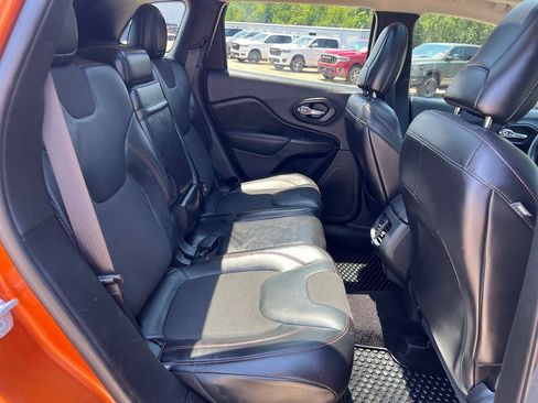 Used 2016 Jeep Cherokee Trailhawk w/ Comfort/Convenience Group AWD/4WD image 16