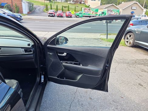 Used 2017 Kia Niro EX image 15