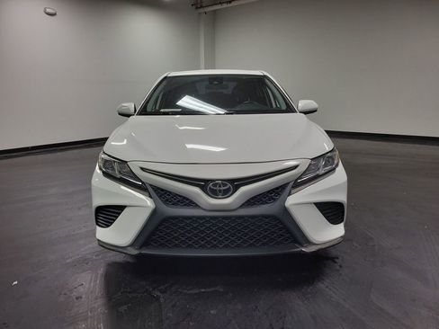 Used 2019 Toyota Camry SE FWD image 2