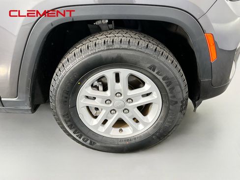 Used 2023 Jeep Grand Cherokee Laredo RWD image 38