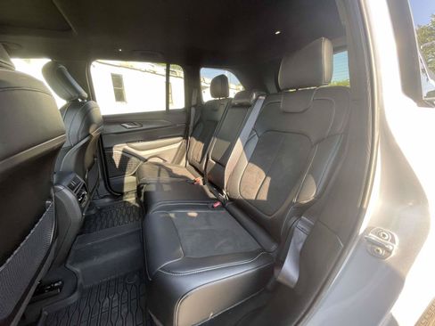 Used 2025 Jeep Grand Cherokee Altitude AWD/4WD image 13