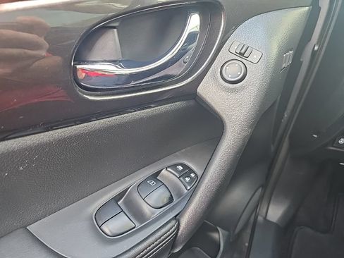 Used 2018 Nissan Rogue SV w/ Premium Package FWD image 12