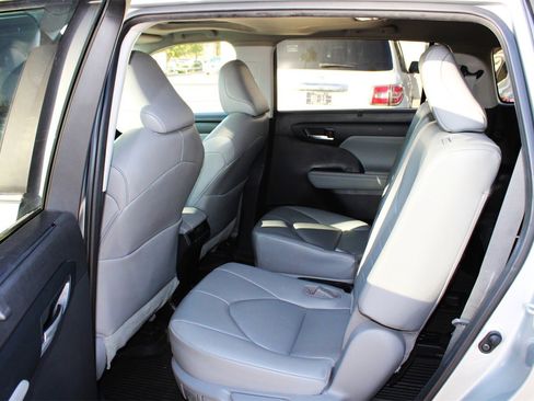 Used 2023 Toyota Highlander XLE image 10