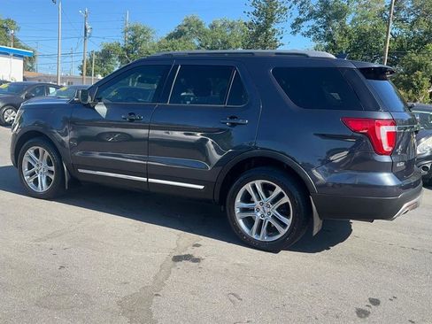 Used 2017 Ford Explorer XLT w/ Equipment Group 202A AWD/4WD image 14