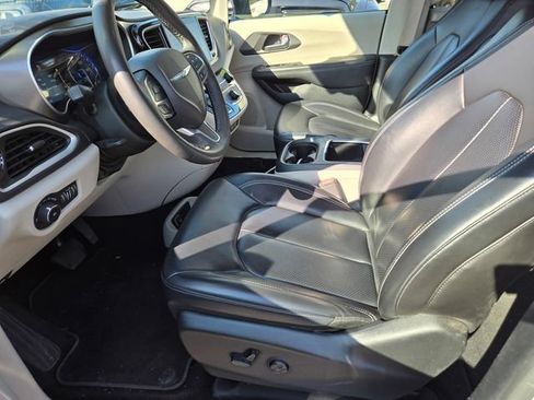 Used 2023 Chrysler Pacifica Touring-L FWD image 10