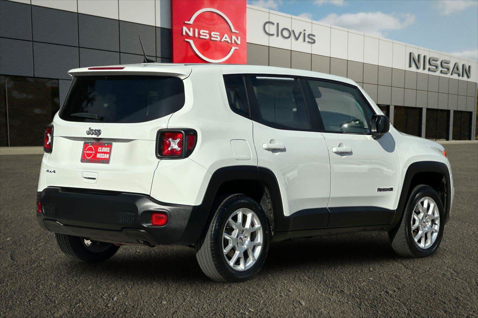 Used 2023 Jeep Renegade Latitude AWD/4WD image 2