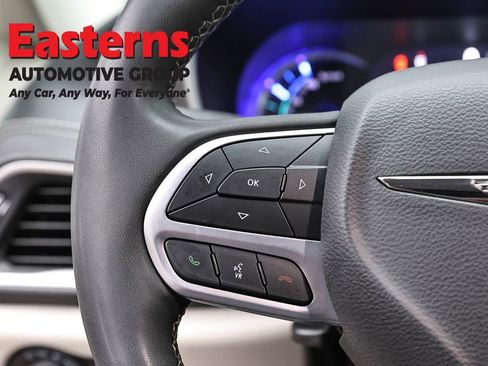 Used 2023 Chrysler Pacifica Touring-L FWD image 15