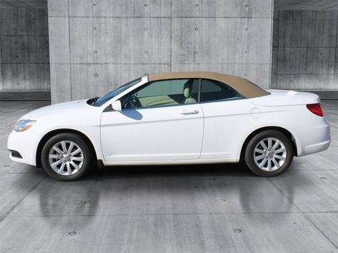 Used 2011 Chrysler 200 Touring image 2