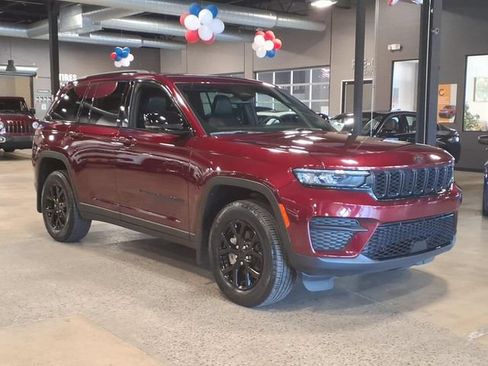 Used 2024 Jeep Grand Cherokee Altitude AWD/4WD image 4