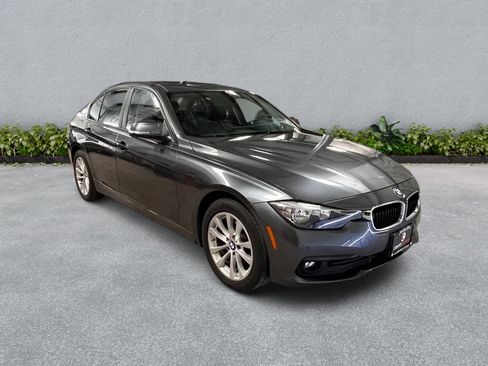 Used 2017 BMW 320i xDrive Sedan AWD/4WD image 4