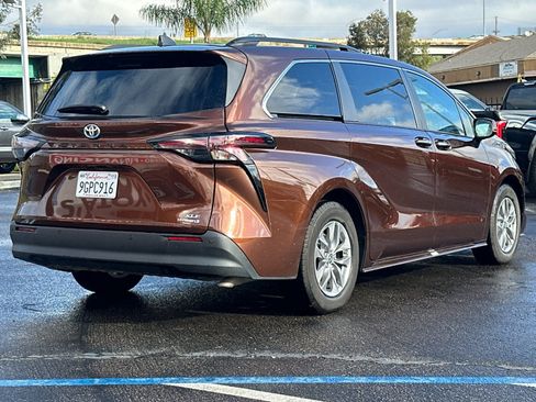 Used 2023 Toyota Sienna XLE image 5