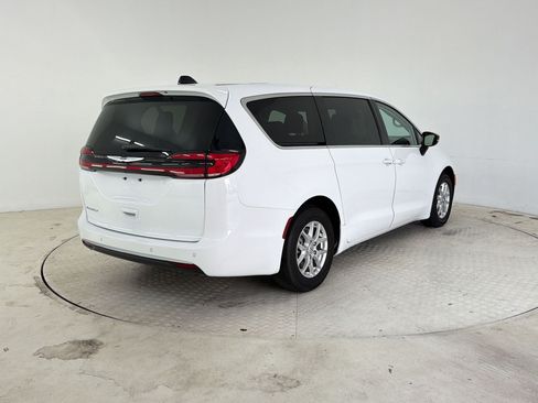 Used 2024 Chrysler Pacifica Touring-L FWD image 9