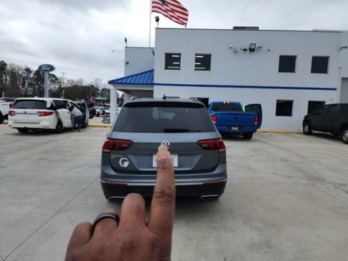 Used 2020 Volkswagen Tiguan SE w/ Panoramic Sunroof Package image 11