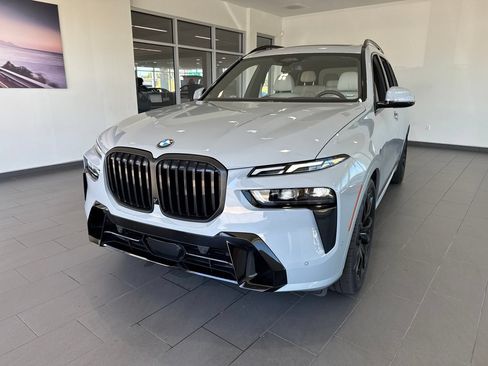 Used 2024 BMW X7 xDrive40i w/ M Sport Package AWD/4WD image 3