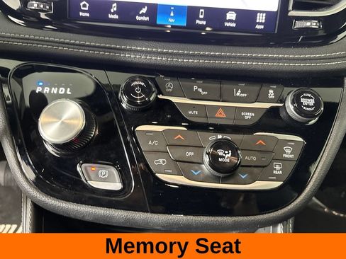 Used 2025 Chrysler Pacifica Limited FWD image 22