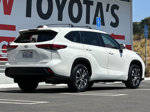 Used 2021 Toyota Highlander XLE AWD/4WD image 5