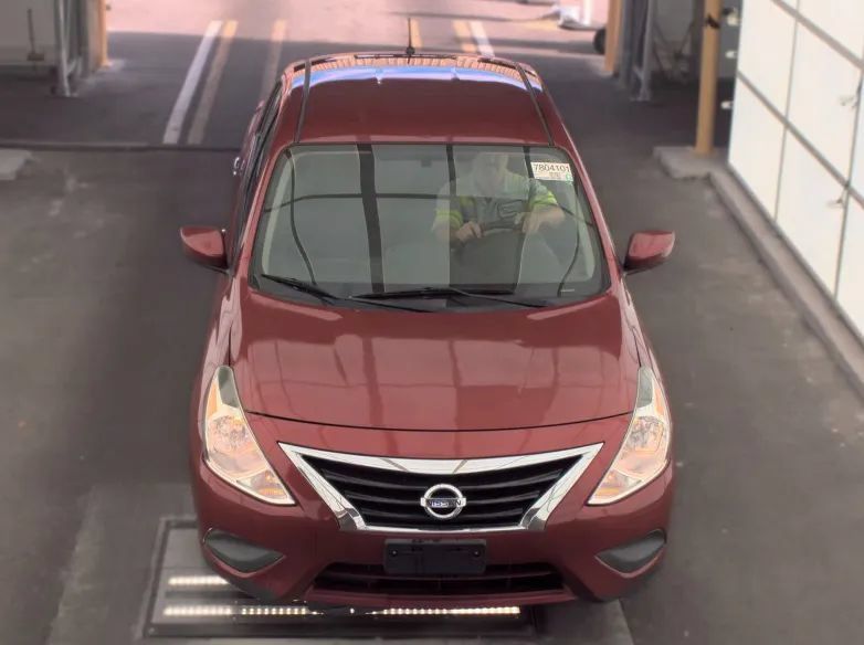 Used 2016 Nissan Versa SV FWD image 3