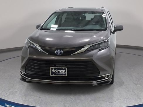 Certified 2024 Toyota Sienna XLE FWD image 2