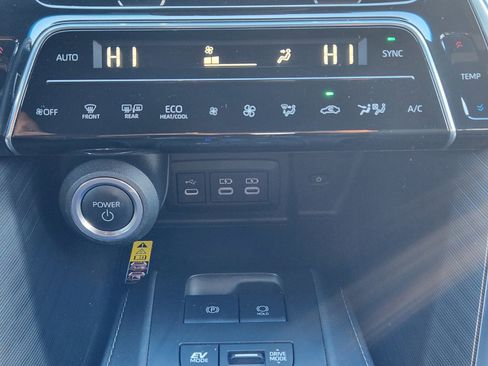 Used 2023 Toyota Venza Limited image 23