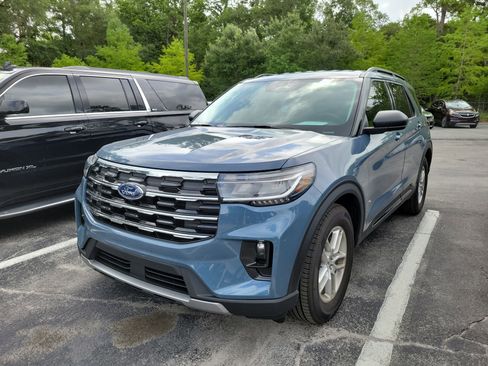 Used 2026 Ford Explorer Active w/ Active Comfort Package RWD image 3
