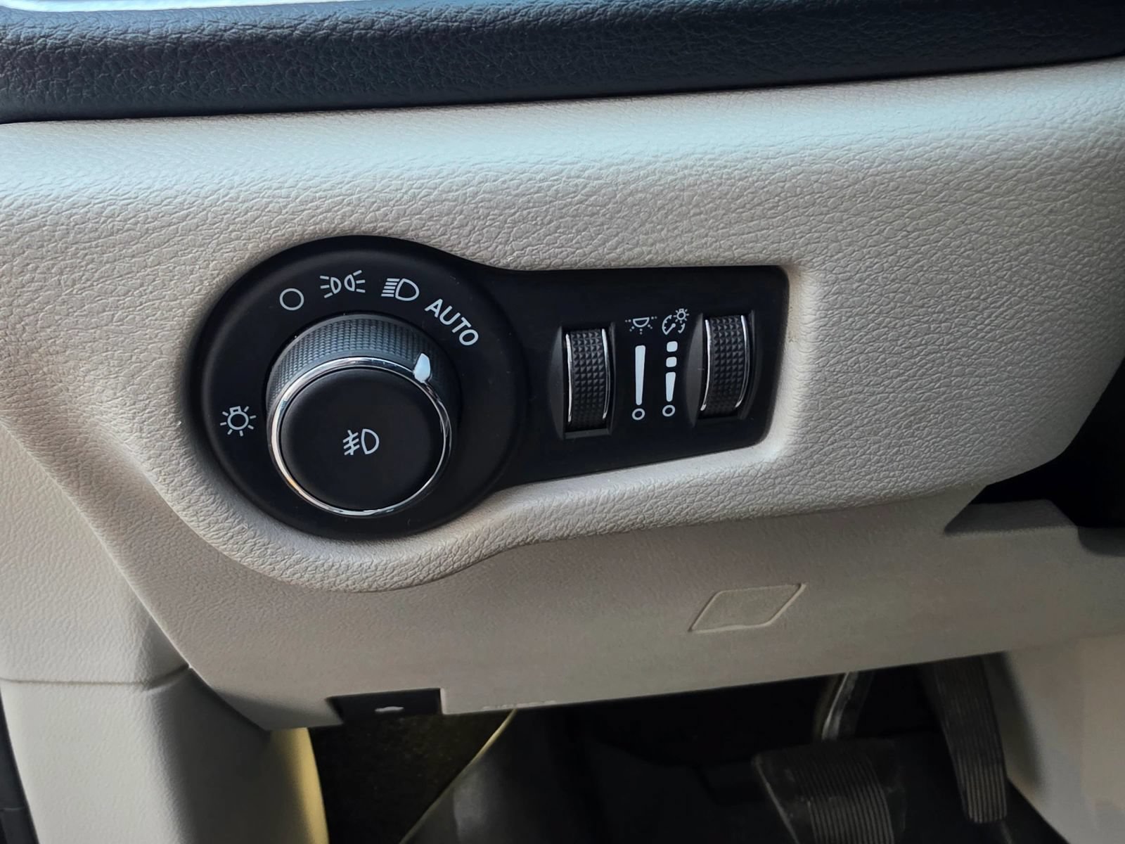 Used 2022 Chrysler Pacifica Limited AWD/4WD image 14