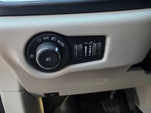 Used 2022 Chrysler Pacifica Limited AWD/4WD image 14